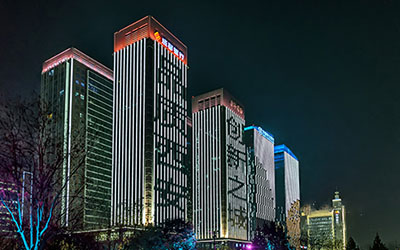 傳統LED顯示屏|LED透明格柵屏和透明LED玻璃的優缺點